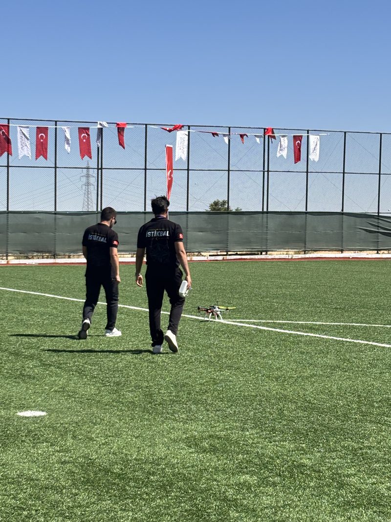Sahada bir İHA'nın uçuş öncesi kontrolü