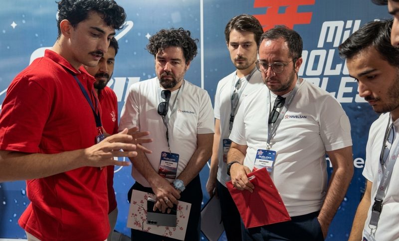 Takım üyesi çalışmalarını anlatıyor