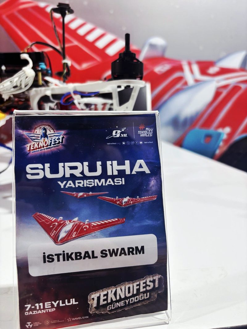 Masada "İstikbal Swarm" yazan tabela ve İHA