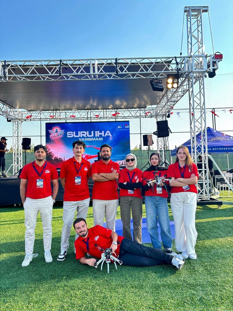 Kırmızı takım tişörtleriyle İstikbal ekibi, İHA'larıyla birlikte